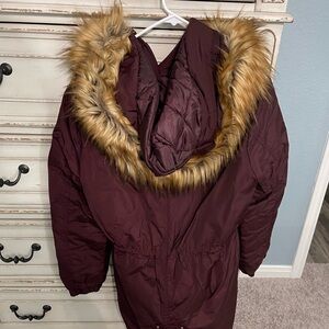 a.n.a. Women's Puffer Jacket with Faux Fur Trim - Burgundy